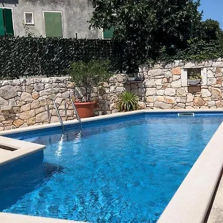 Rosa, 46a, Brac